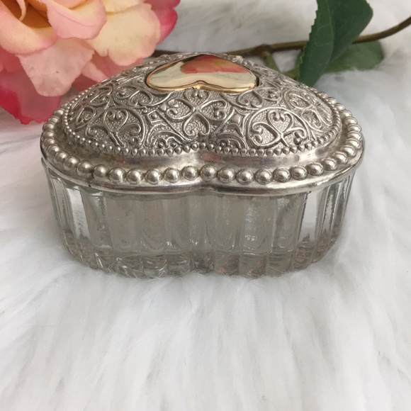 GIFTED
Crystal & Silver Heart Box - Picture 9 of 10